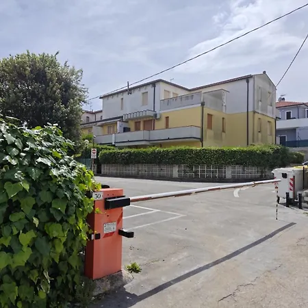 R35 - Al Centro Con Posto Auto Appartamento Numana